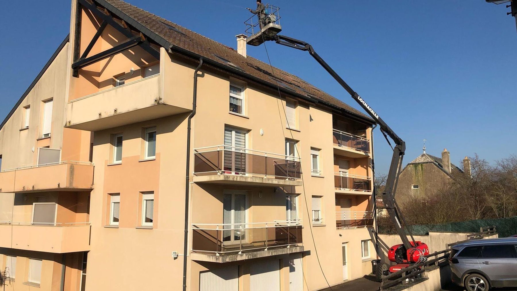 Toiture d'un immeuble traitée depuis une nacelle, à Jœuf