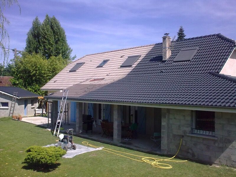 Toiture en tuiles noires avec fenêtres de toit