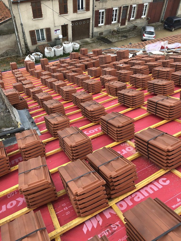 Paquets de tuiles posés sur l'écran sous-toiture et les liteaux
